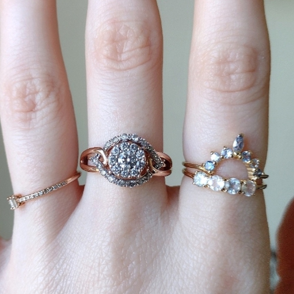 Watch Video / 10K Gold Halo Diamond Princess Ring - Picture 3 of 9
